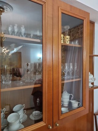 Mueble de salón de madera y cristal