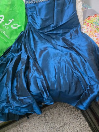 Vestido de fiesta azul con pedrería