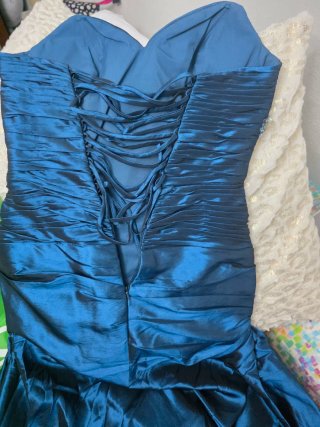 Vestido de fiesta azul con pedrería