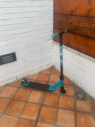 Patinete azul Decathlon con puños cambiados