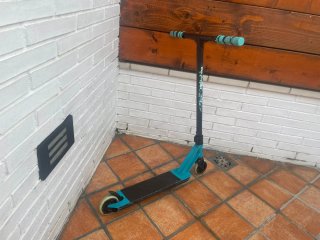Patinete azul Decathlon con puños cambiados