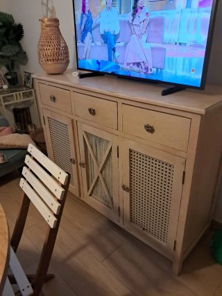 Aparador de madera con ratán