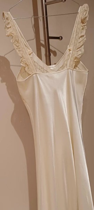 Camisón de satén con encaje