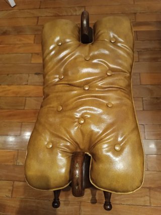 Taburete antiguo cuero y madera en buen estado