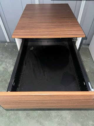 Scrivania moderna in legno e bianco con ruote