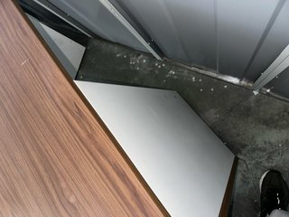 Scrivania moderna in legno e bianco con ruote