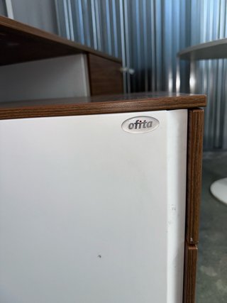 Scrivania moderna in legno e bianco con ruote
