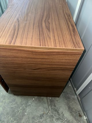 Scrivania moderna in legno e bianco con ruote