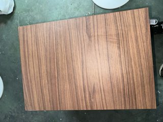 Scrivania moderna in legno e bianco con ruote