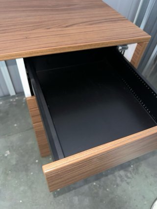 Scrivania moderna in legno e bianco con ruote
