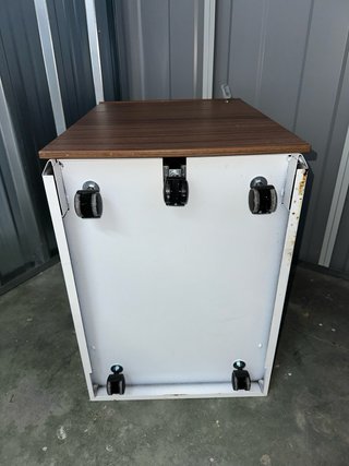 Scrivania moderna in legno e bianco con ruote