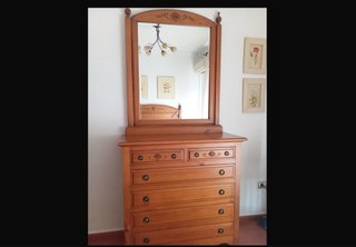 Dormitorio de madera completo.