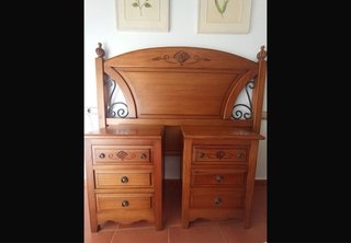 Dormitorio de madera completo.