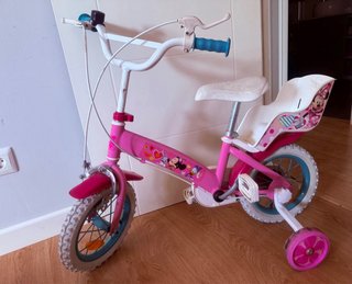 Bicicleta infantil rosa con ruedas de apoyo