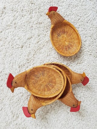 Cestita mimbre en forma de gallina. Vintage, 60s.