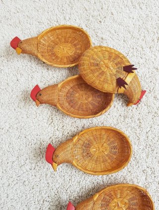 Cestita mimbre en forma de gallina. Vintage, 60s.