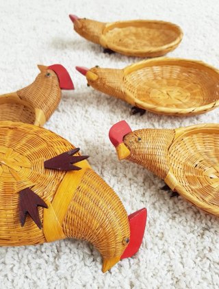 Cestita mimbre en forma de gallina. Vintage, 60s.