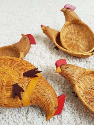 Cestita mimbre en forma de gallina. Vintage, 60s.