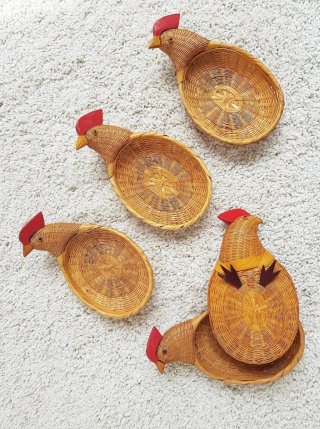 Cestita mimbre en forma de gallina. Vintage, 60s.