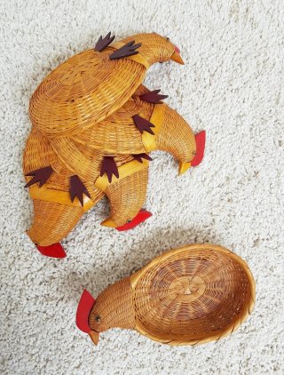 Cestita mimbre en forma de gallina. Vintage, 60s.