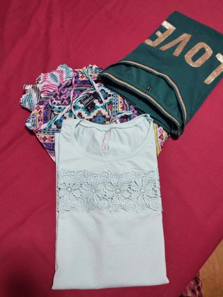 Lote Blusa y 2 Camisetas