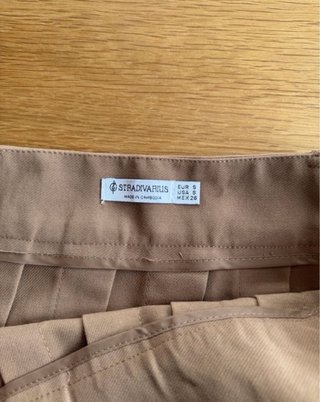 Falda Stradivarius marrón con cinturón
