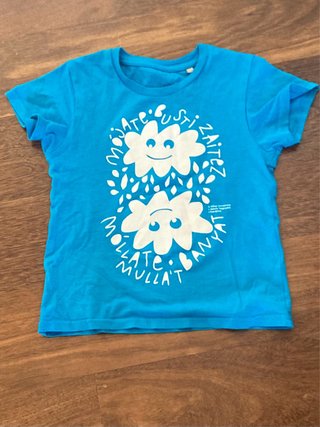 Camiseta infantil con nubes sonrientes