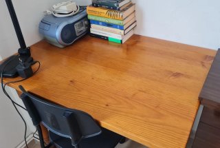 Mesa de madera marrón