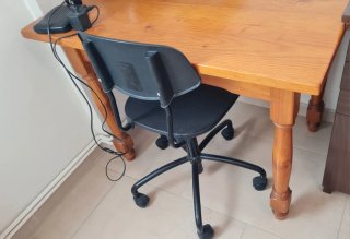 Mesa de madera marrón