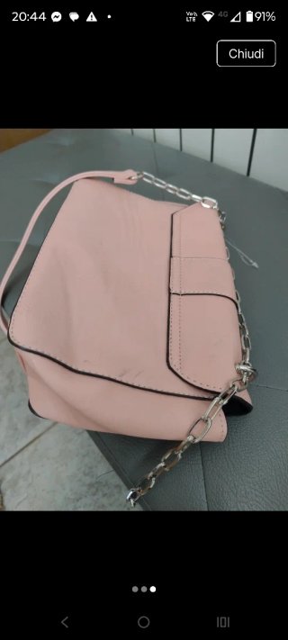 Borsa rosa con catena e patch
