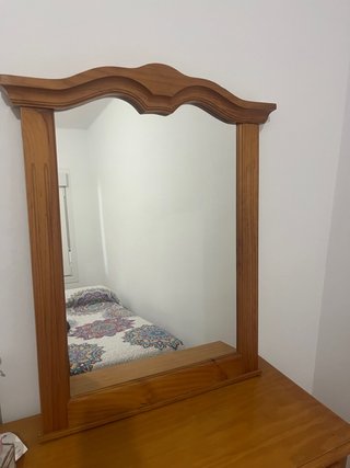 Espejo de madera con marco decorativo