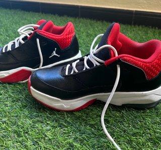 Botas Jordan Niño Negras y Rojas