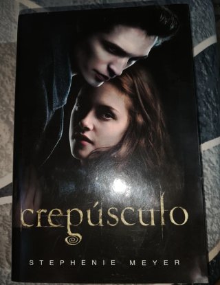 Lote de 2 libros(Crepúsculo) y el libro oficial.