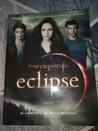 Lote de 2 libros(Crepúsculo) y el libro oficial.