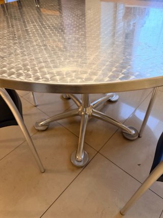 Mesa redonda y 4 sillas
