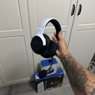 PS5 Digital + Auriculares Razer Kaira