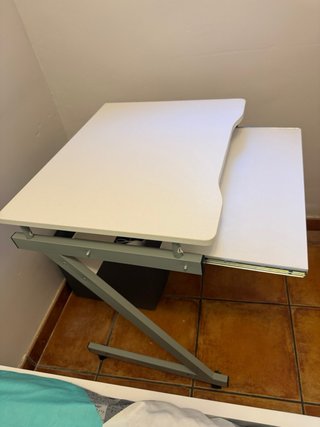 Mesa de ordenador con ruedas
