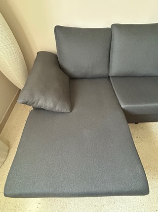 Divano chaise longue grigio in tessuto