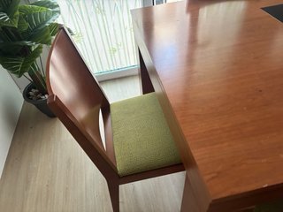 Mesa de comedor de madera y cristal
