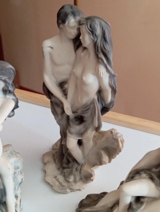 Tre statue in resina: Amore