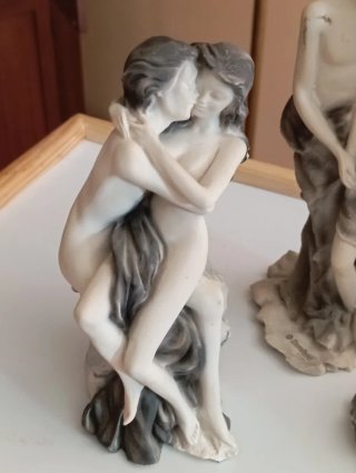 Tre statue in resina: Amore
