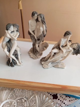 Tre statue in resina: Amore