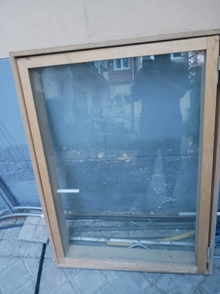 Ventana de madera con cristal