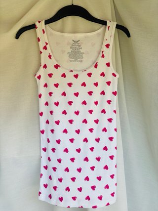 Camiseta de tirantes blanca con corazones rojos