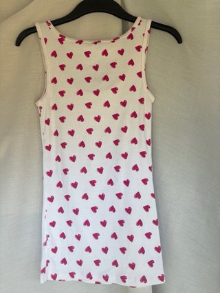 Camiseta de tirantes blanca con corazones rojos