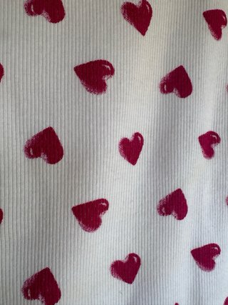 Camiseta de tirantes blanca con corazones rojos