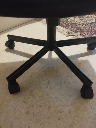 Silla de oficina giratoria negra