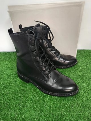 Botines negros cordones tachuelas