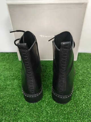 Botines negros cordones tachuelas