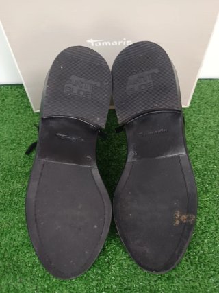 Botines negros cordones tachuelas